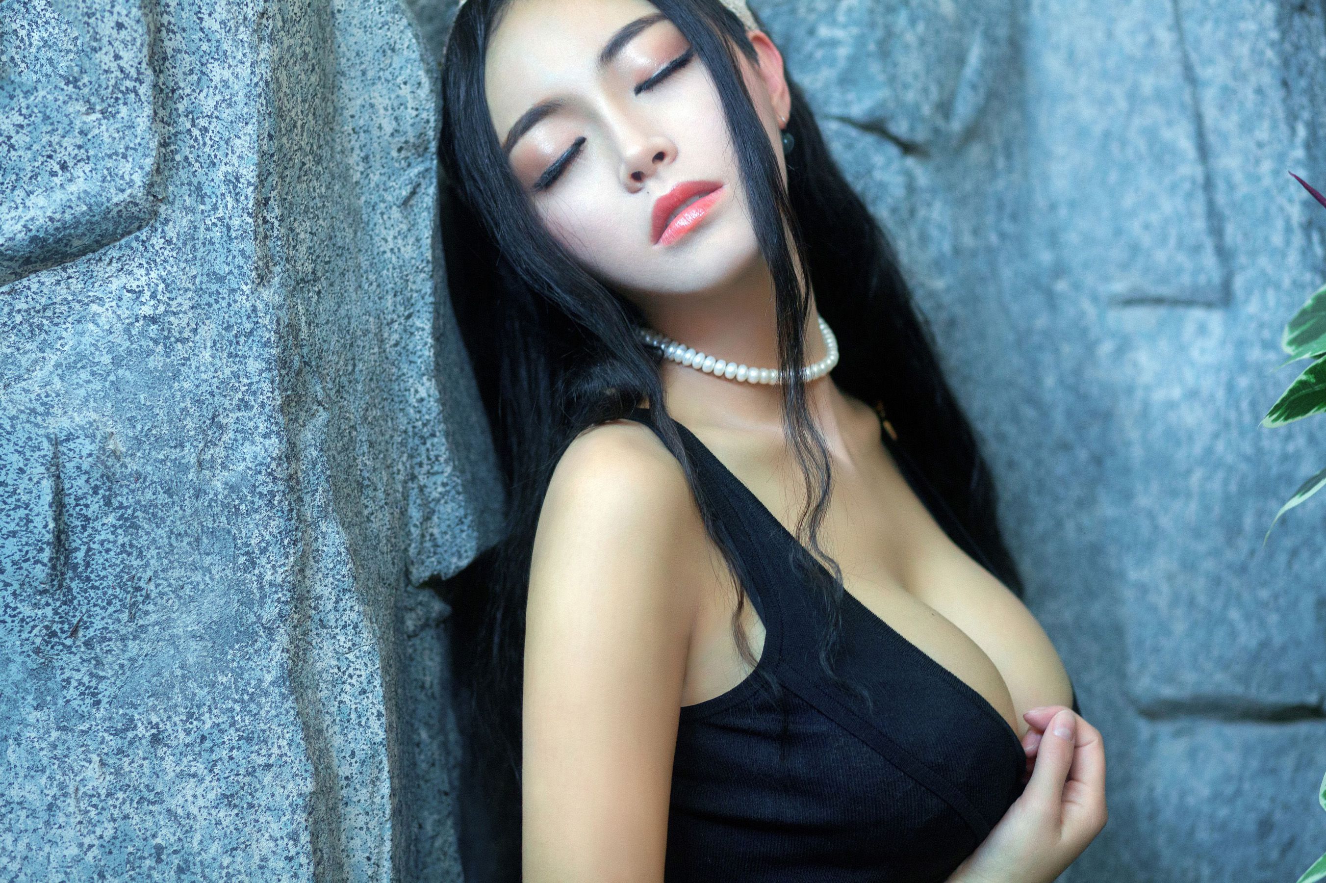 Смазливая китаянка с натуральной грудью пользуется секс машиной на полу