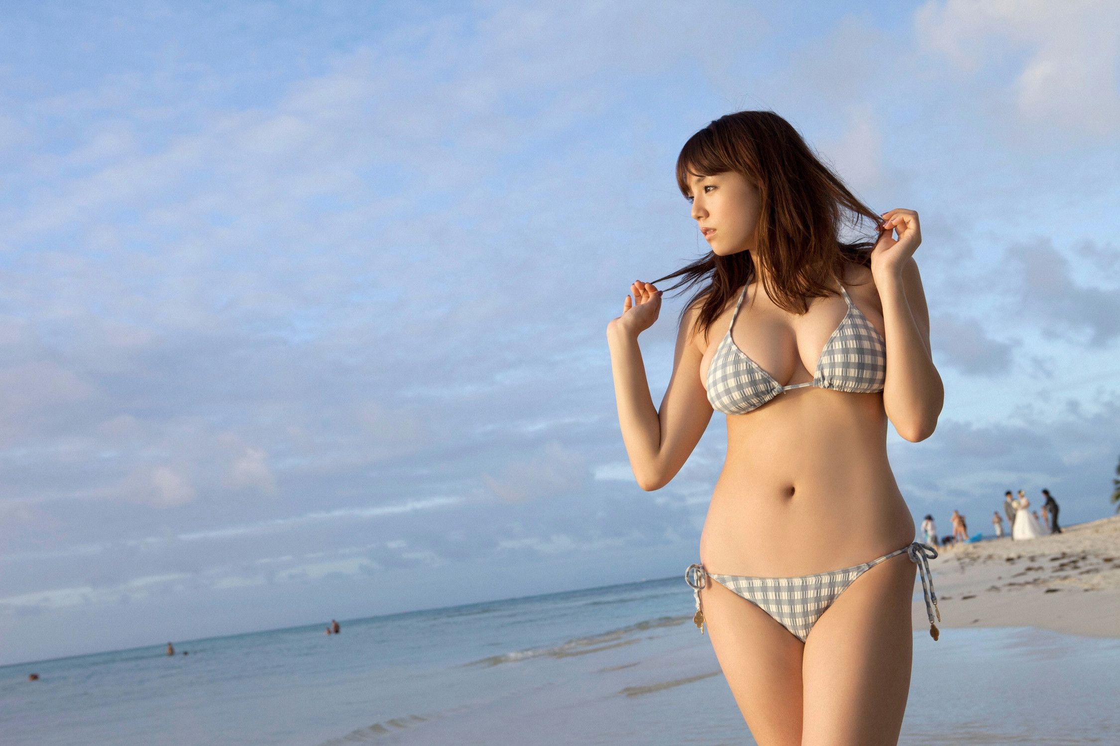 азиатка с большой грудью на пляже фото 50