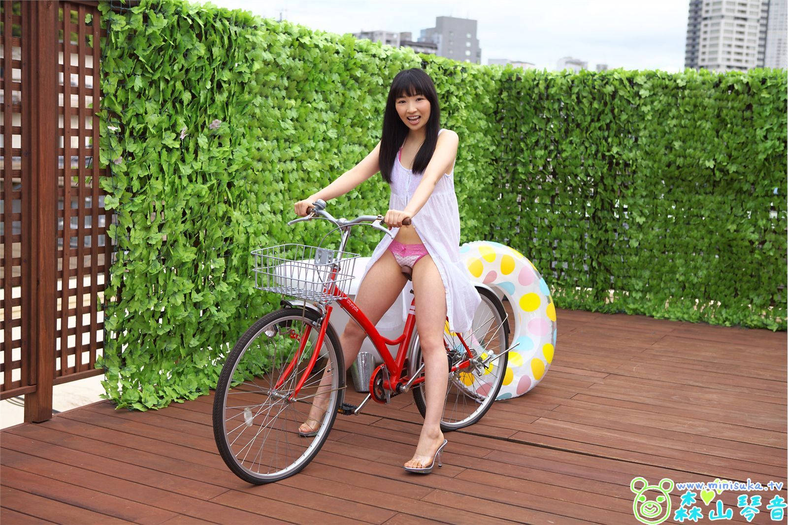 голая японка на велосипеде фото 14