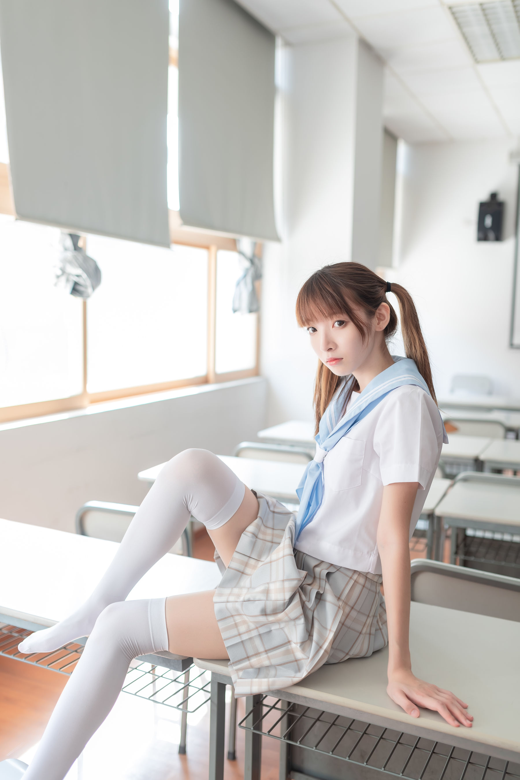 School girl stockings. Азиатки в носках. Японские школьные колготки. Азиатские школьницы в колготках белых. Японская белая девочка.