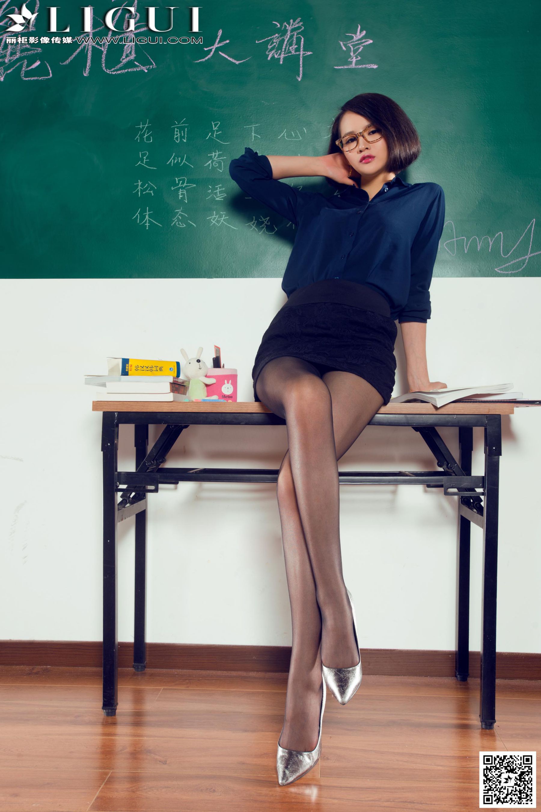 Учительница короткая юбка