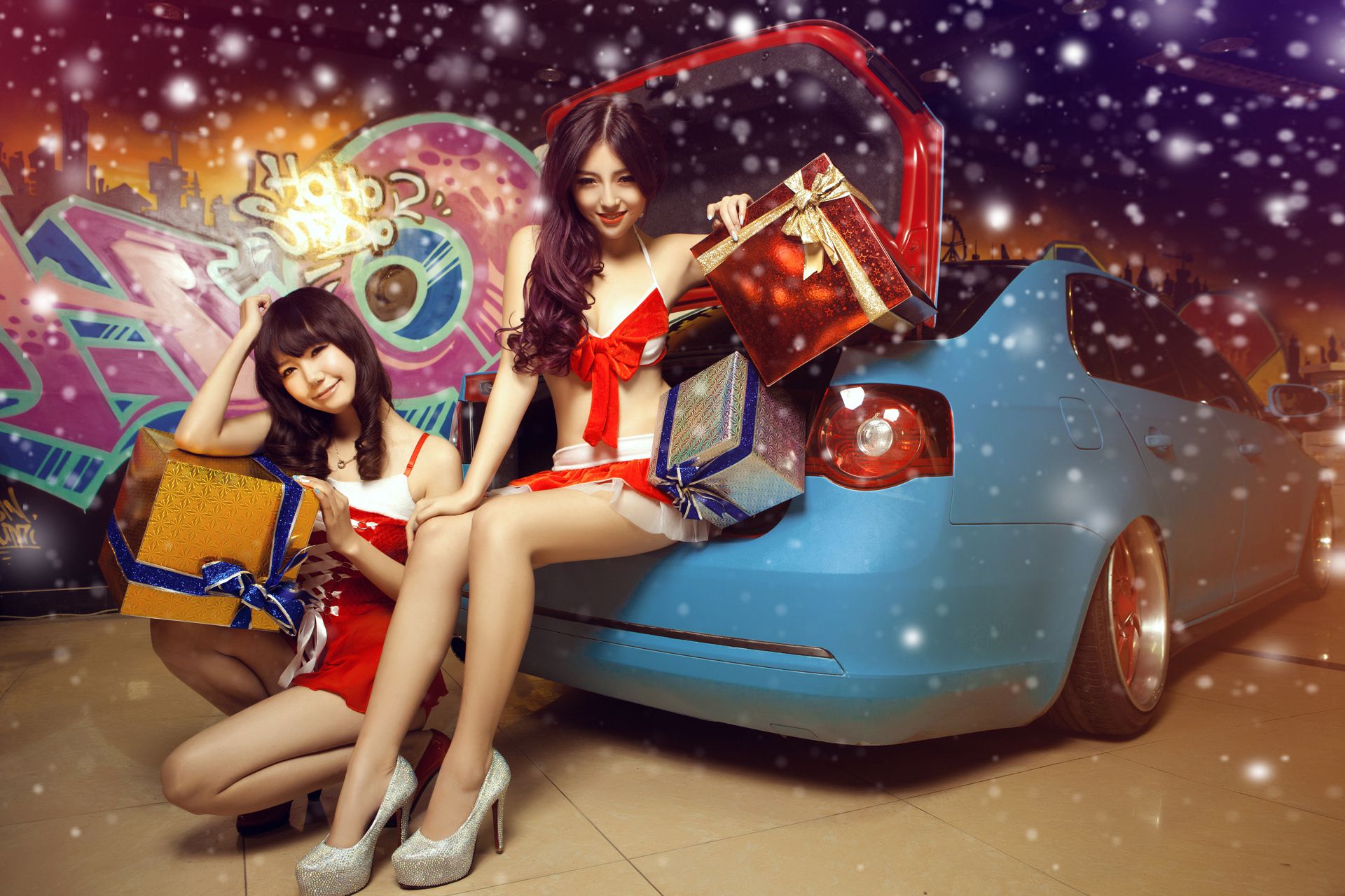 Японские машины песня. Девушка новый год машина. Девушка у авто в новогоднем. Тачки девушки новый год. Новогодняя машинка.