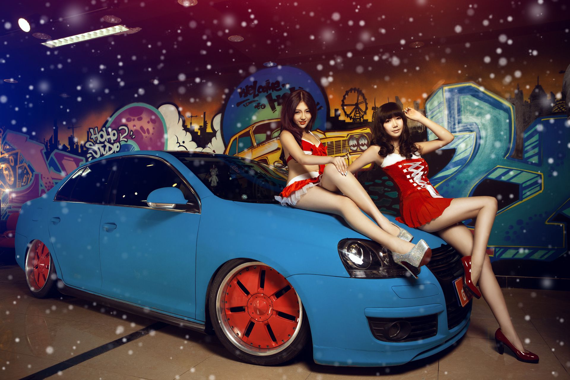 Девушки новогодние на машине