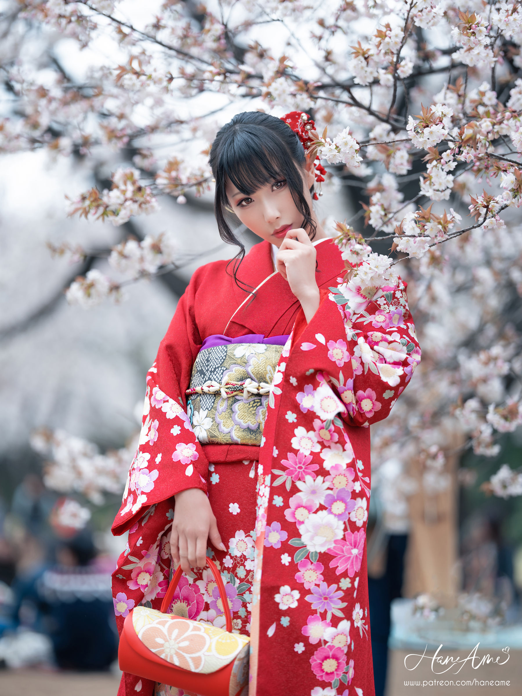 Красное кимоно. Черно красное кимоно короткое. Haneame Yukata.